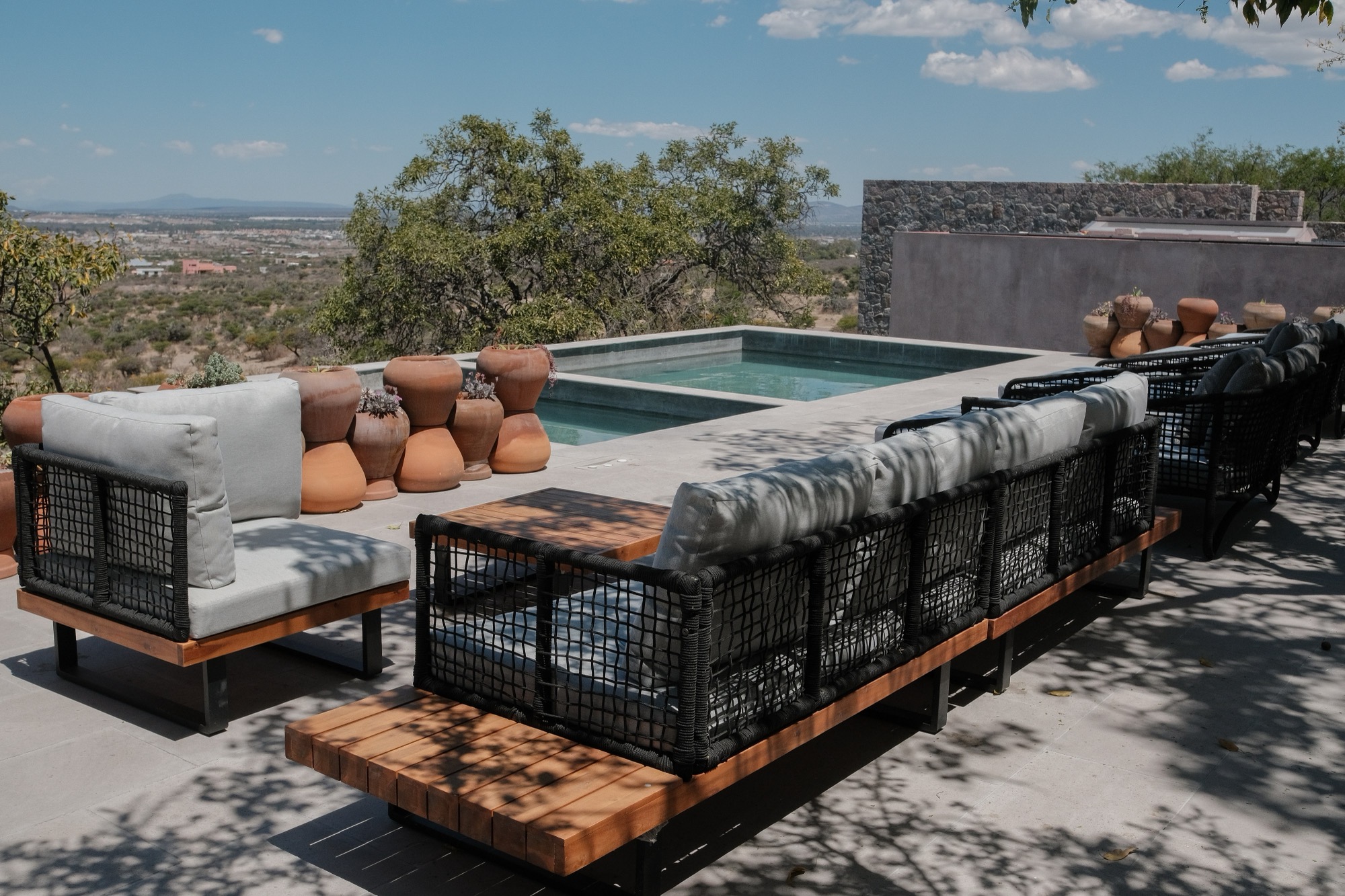 Alberca con vista al desierto