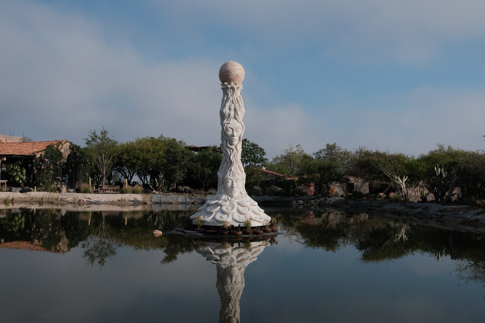 Obelisco reflejado en el agua