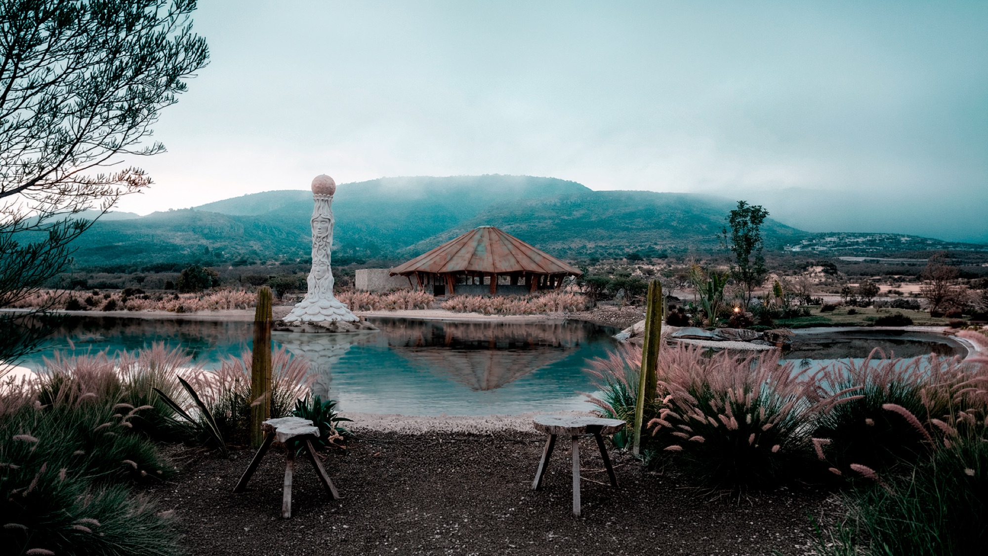 Casa X — shala, obelisco y lago