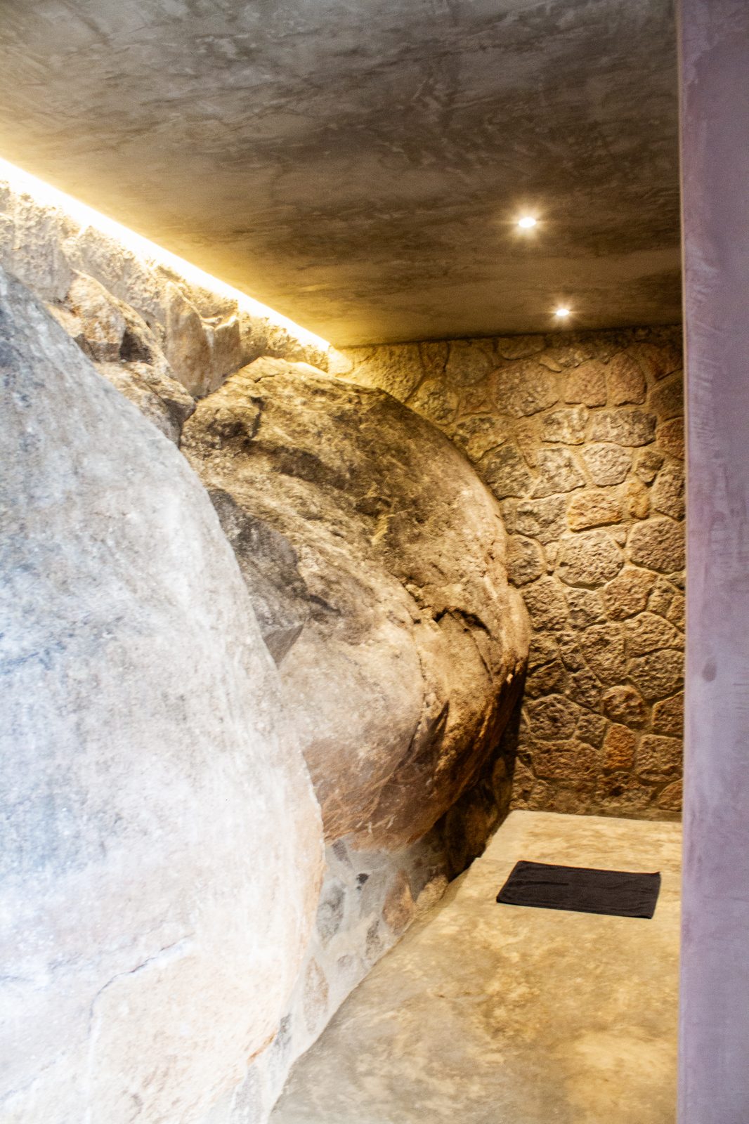 Ducha con boulder natural integrado