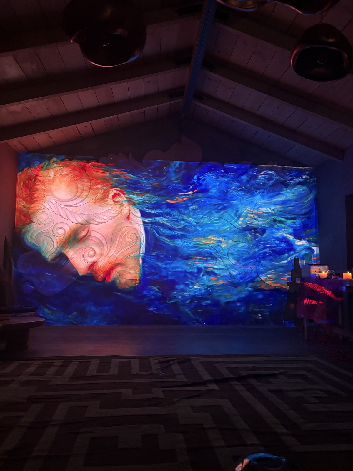 Proyección artística sobre mural en evento nocturno