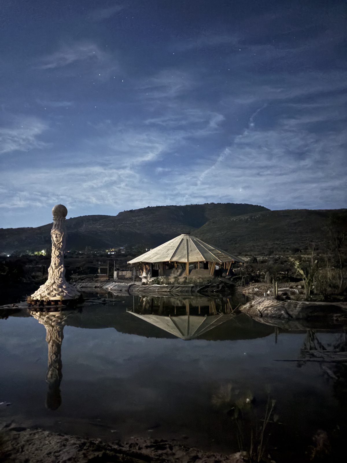 Shala y lago de noche con estrellas